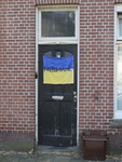 902584 Gezicht op de voordeur van de woning Steijnstraat 2bis te Utrecht, met daarop een Oekraïense vlag met de tekst ...